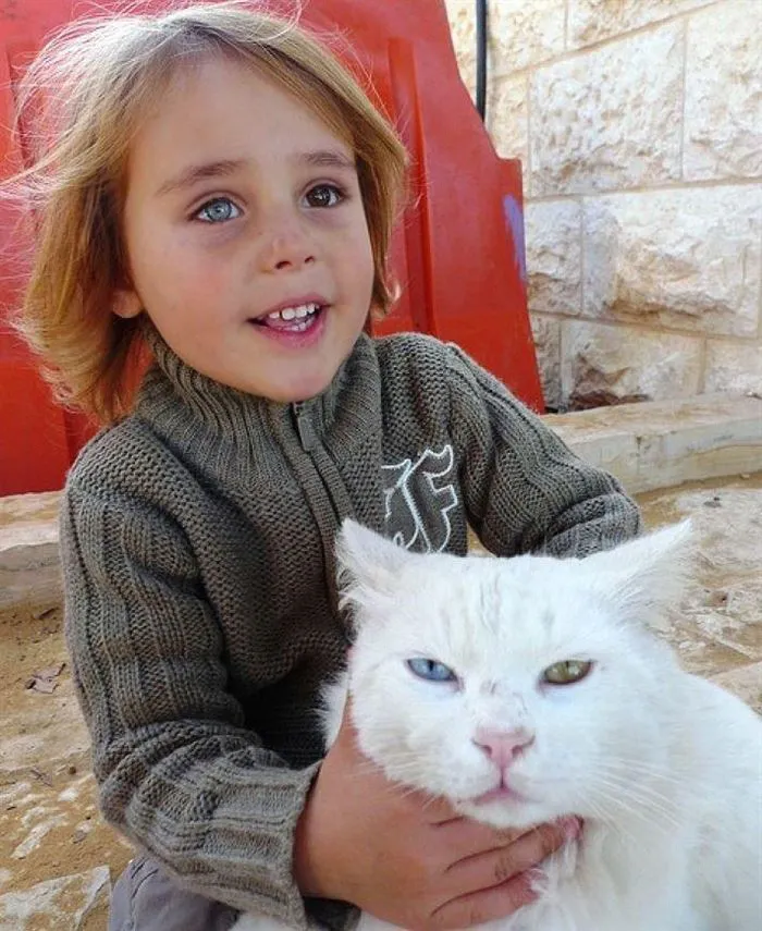 129 Heartwarming Photos Proving That Your Kids Need A Pet
