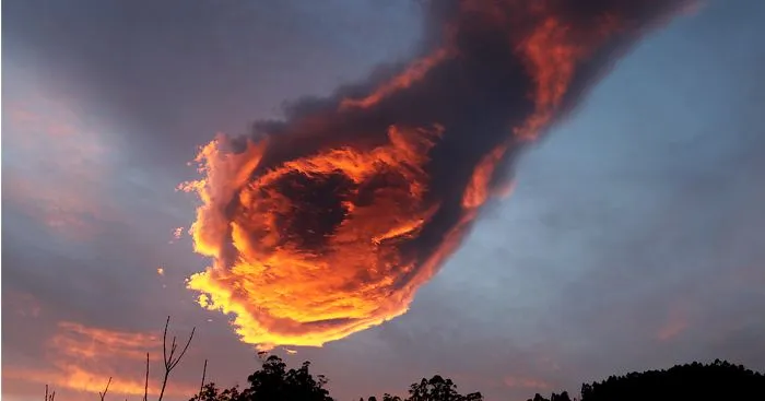 Stunning Cloud Formation Appears Above Portugal, People Call It "The Hand Of God"