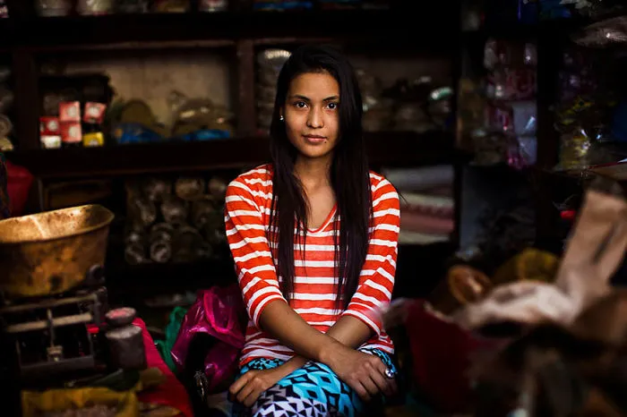 Romanian photographer captures woman's beauty in vibrant market setting.