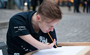 I Was Born Without Arms But I Still Manage To Fulfill My Dream Of Drawing Realistic Paintings