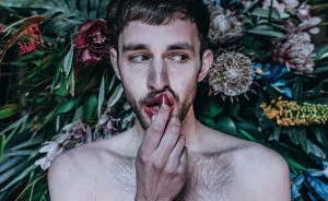 Experiment: 12 Photographers Were Given 15 Minutes, Flowers, And A Model In The Same Villa