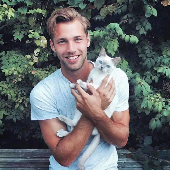 Hot Dudes With Kittens Instagram Is What You Need Right Meow