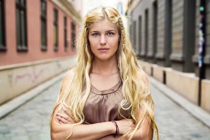 Romanian photographer captures a woman in an urban setting, showcasing beauty from diverse cultures worldwide.