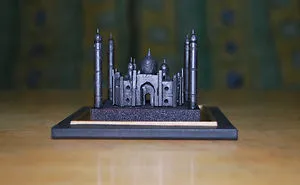 It Took 72 Hours To Make This Tiny Taj Mahal Graphite Sculpture