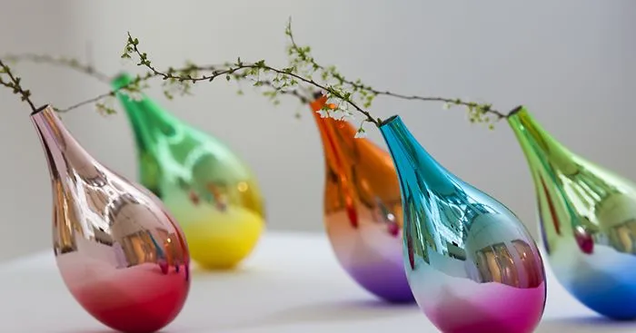 Flower Vases That Swing When Petals Fall