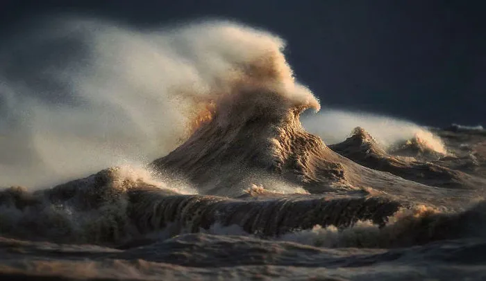 92 Majestic Wave Photos That Capture The Beauty Of Breaking Waves