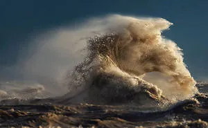 92 Majestic Wave Photos That Capture The Beauty Of Breaking Waves