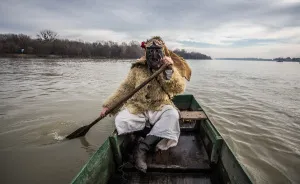 Crossing The River With The 'Busós'