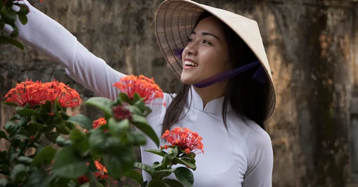 Beautiful Girls Wearing Elegant Ao Dai In Vietnam