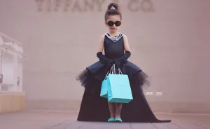 We Set Up A 'breakfast At Tiffany's' Inspired Photoshoot For A 5-year-old