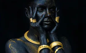 Amazing Black Paint Portraits Make Golden Jewellery Shine Like Never Before!