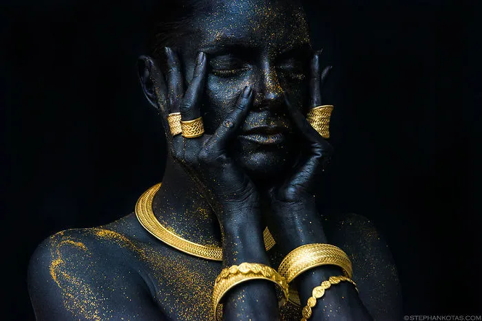 Amazing Black Paint Portraits Make Golden Jewellery Shine Like Never Before!