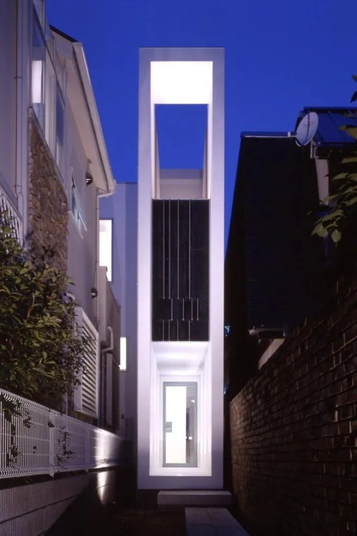 9. Flagpole In Tokyo (http://milligram.ne.jp/flagpole-house/)
