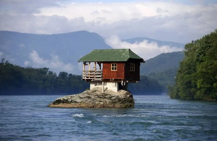 2. 45-jähriges Haus Auf Serbischem Felsen (http://art-sheep.com/a-house-in-serbia-balances-on-a-rock-for-more-than-...)