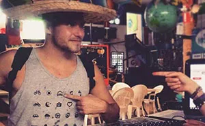 Traveller T-Shirt With 40 Icons Lets You Communicate In Any Country Even If You Don't Speak Its Language