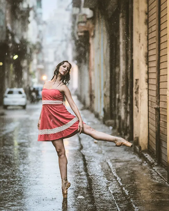 Ballet Dancers Practicing On The Streets Of Cuba (24 pics)