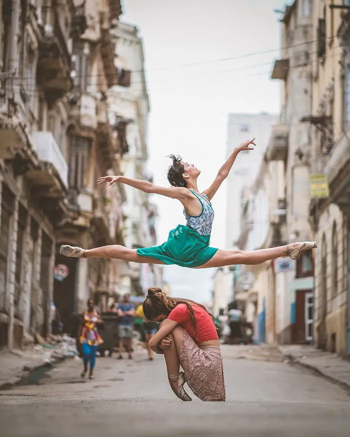 Ballet Dancers Practicing On The Streets Of Cuba (24 pics)