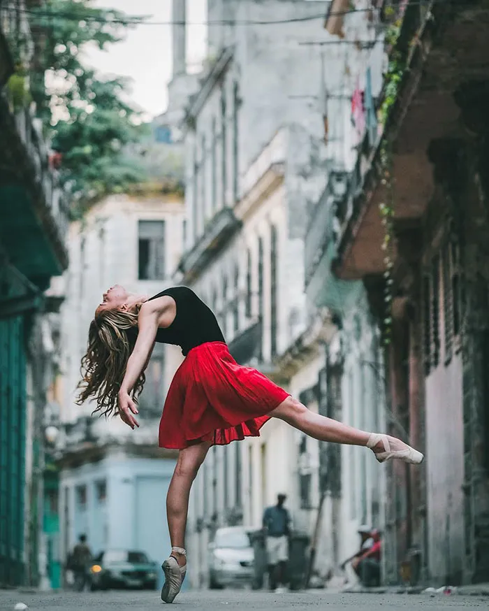 Ballet Dancers Practicing On The Streets Of Cuba (24 pics)
