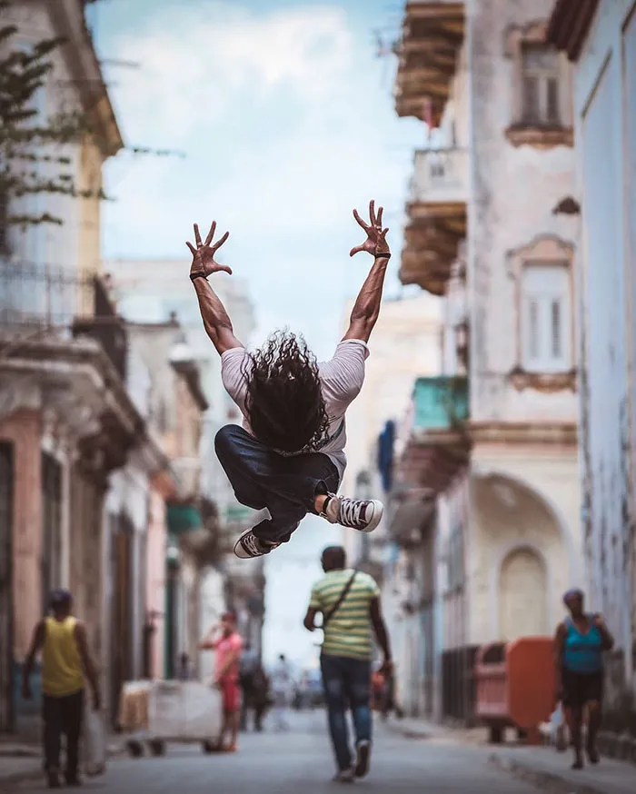 Ballet Dancers Practicing On The Streets Of Cuba (24 pics)
