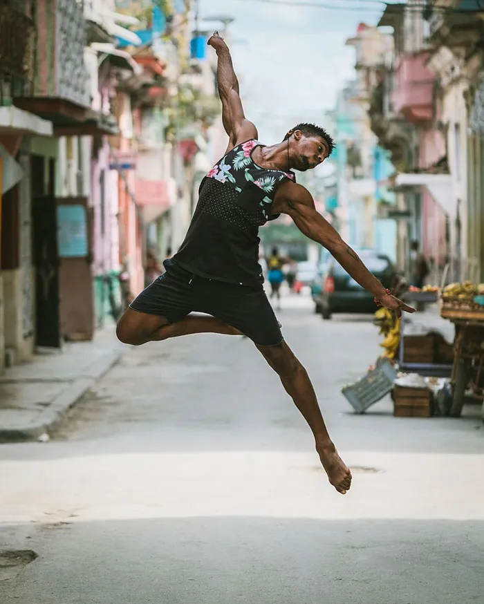 Ballet Dancers Practicing On The Streets Of Cuba (24 pics)