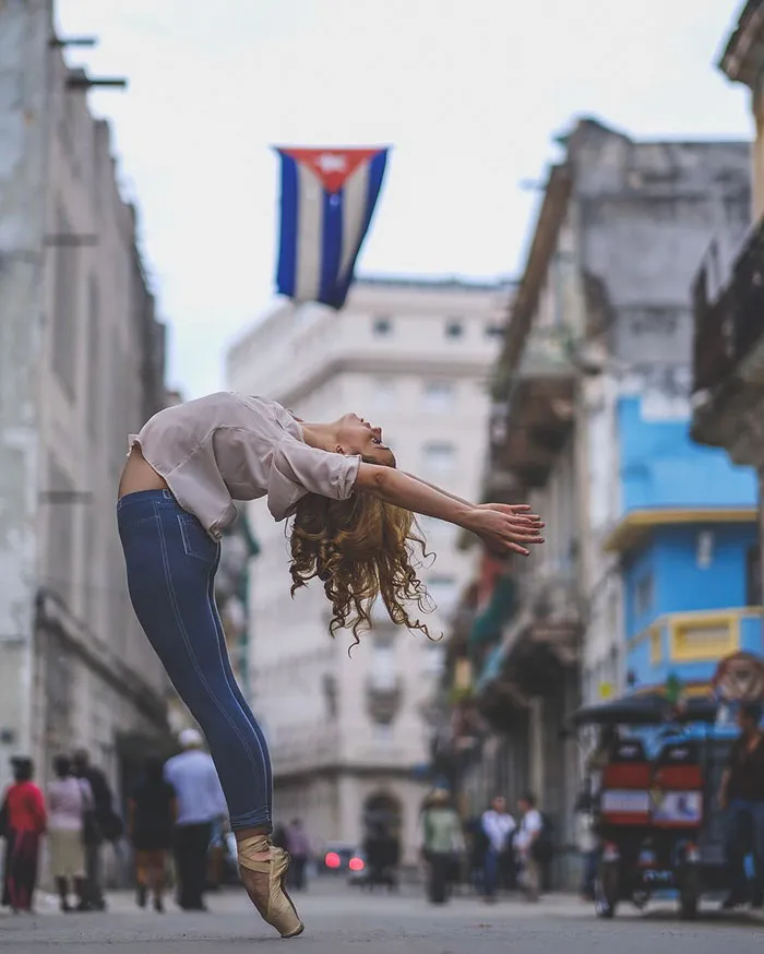 Ballet Dancers Practicing On The Streets Of Cuba (24 pics)