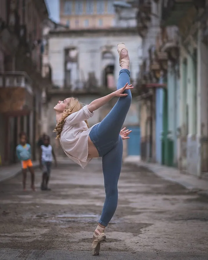 Ballet Dancers Practicing On The Streets Of Cuba (24 pics)