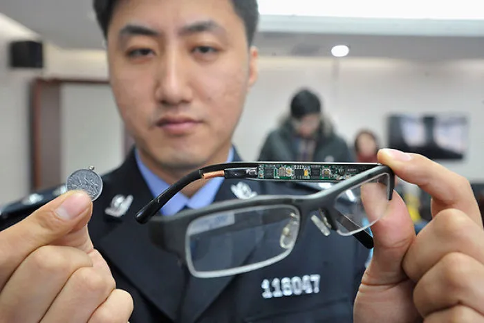 Gafas con cámara y receptor en una moneda