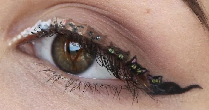 Makeup For Ants: I Create Tiny Paintings On My Eyes