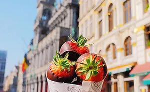 "Girl Eat World" Instagram Features The Tastiest Street Food From Around The World