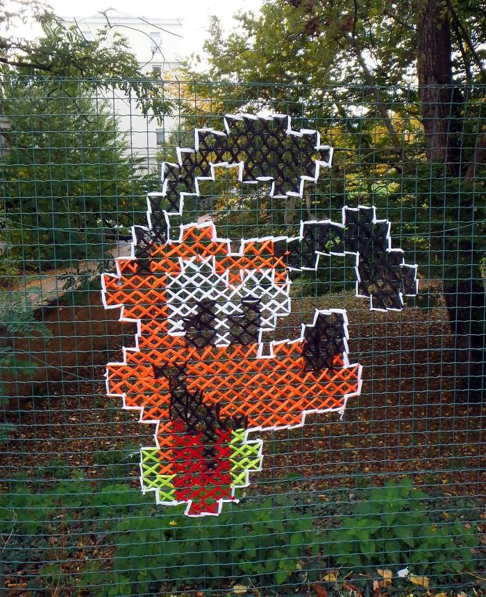 Threaded Pluto Wire Fence Decor