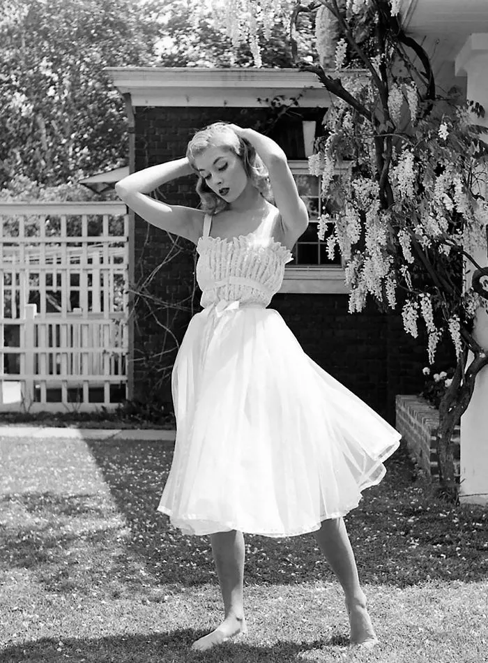 Women In 1940-1950s In Black And White Photos By Nina Leen