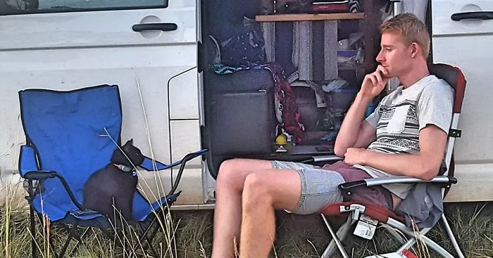 Man Quits Job, Sells Everything To Travel With His Rescue Cat Across Australia