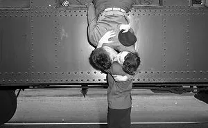 62 Historic Photos Of Love During Wartime