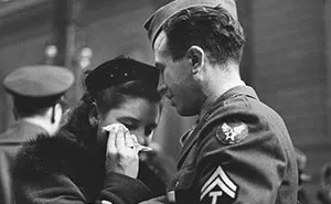 62 Historic Photos Of Love During Wartime