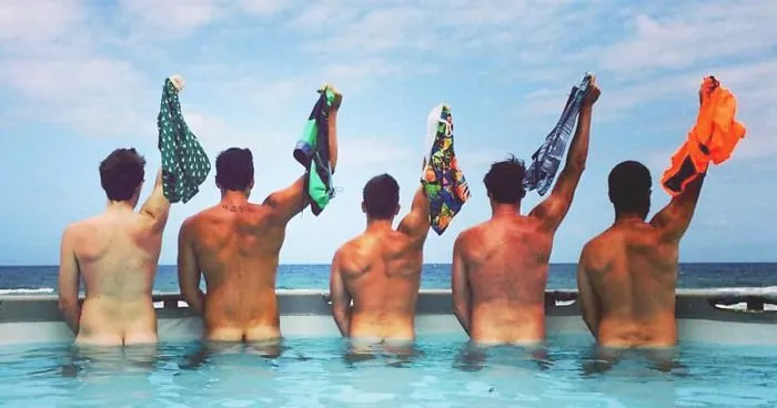 Guys Hilariously Recreating Girls Instagram Photos