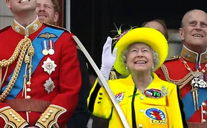 The Queen's 'Green Screen' Outfit Sparks A Hilarious Internet Reaction