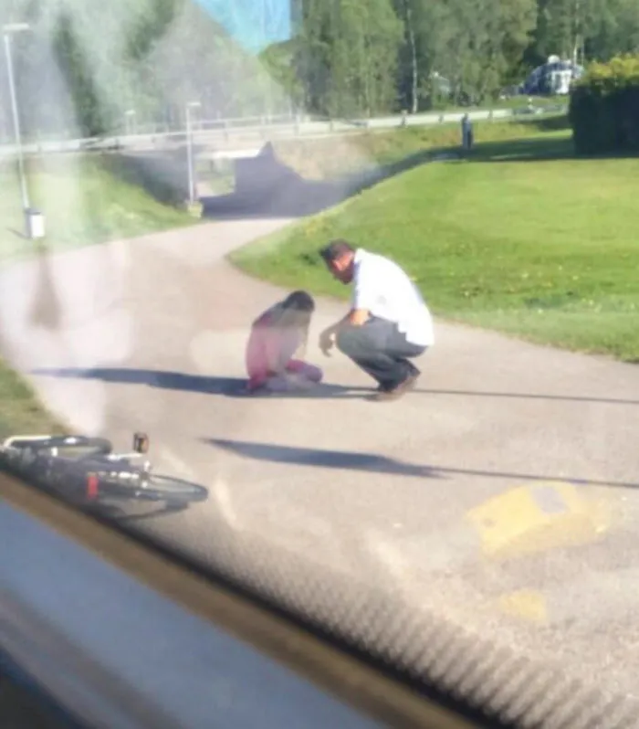 A Bus Driver Got Off The Bus Full Of People To Help A Crying Girl