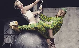 Guy Becomes Best Friends With Celebrities By Photoshopping Himself Into Their Pics