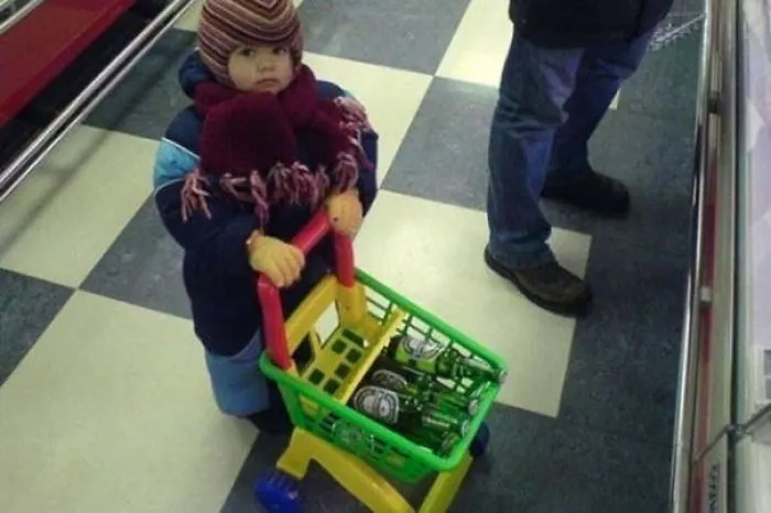 Child pushing small shopping cart with bottles inside reasons kids can't be left alone with dads