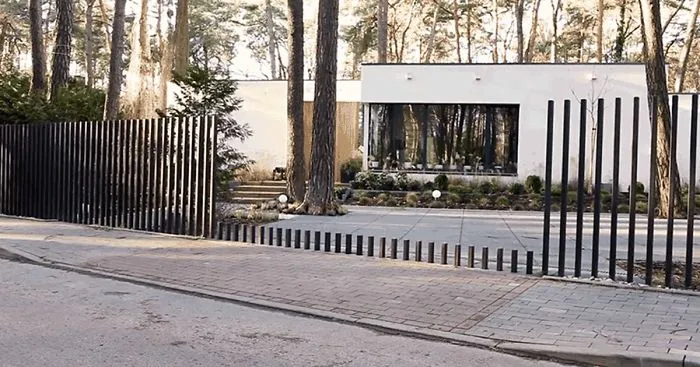 "Fancy Fence" Gate That Disappears Into Ground