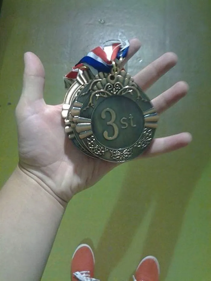 Medal reading "3st" in a hand, showcasing a failed job execution.