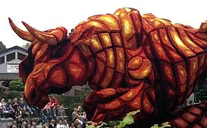Giant Creations Made With 350.000 Flowers In The Netherlands