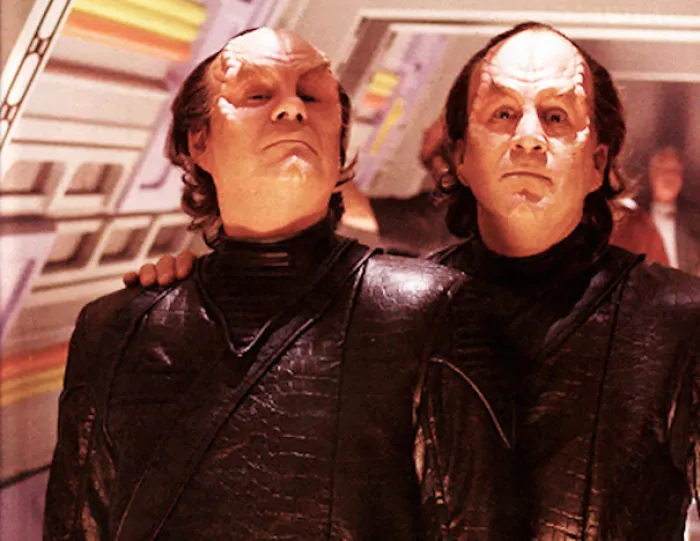 Two Hollywood actors in alien costumes showing the use of celebrities’ body doubles on set.