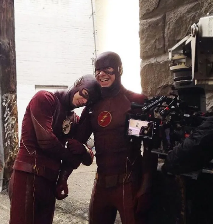 Two actors dressed as The Flash on set, showcasing Hollywood celebrities’ body doubles during filming.