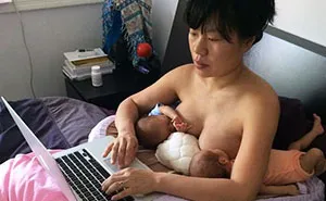 Mom’s Powerful Twin Photo Proves That Motherhood Doesn’t Stop You From Following Your Dreams