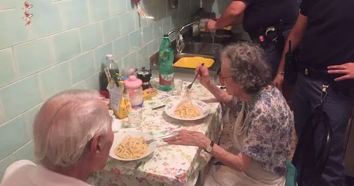 After Police Found Elderly Couple Crying, They Cooked Them Pasta And Stayed For A Chat