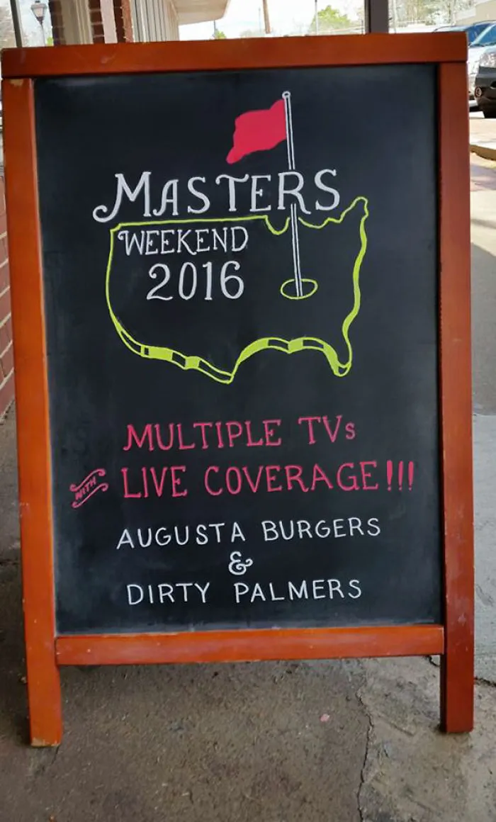 Woman Helped Friend's Bar By Drawing Chalk Signs, The Result Was So Good It Increased The Sales