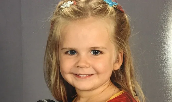 3-Year-Old Chooses Her Own Outfit For School Photos, Becomes Internet's Hero