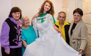 Bride Invites Lonely Grannies To Be Her Bridesmaids