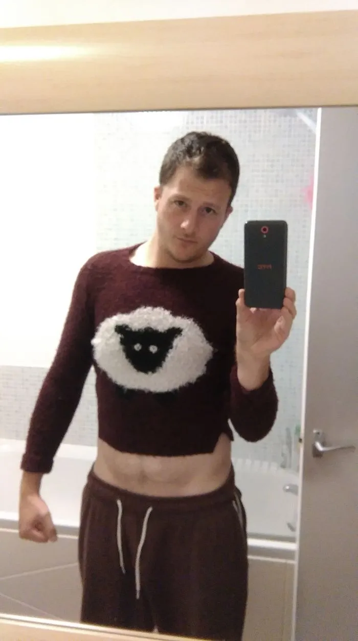 Men Are Fighting Back Against Girlfriends Stealing Their Hoodies